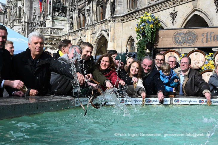 Oberbürgermeister Dieter Reiter am 18.02.2026 zusammen mit Stadtkämmerer Christoph Frey, Bürgermeister Dominik Krause, Bürgermeisterin Verena Dietl und Mitgliedern des Stadtrats beim traditionellen Geldbeutelwaschen am Fischbrunnen. (©Foto: Ingrid Grossmann) 